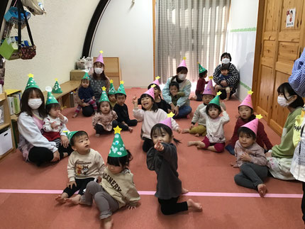 「ツリーあった！」「そり見つけた！」とみんな楽しそうに見ていていました！