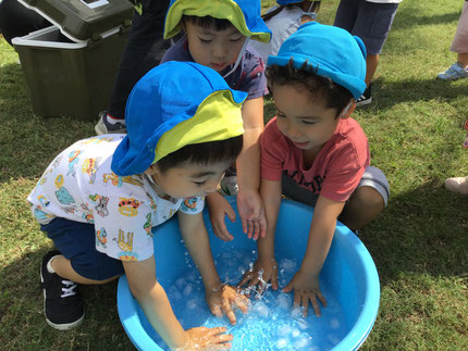 まだまだ暑いですね。今日は「氷」遊びをしました。冷たくて気持ちがよかったよ。氷もつるつるしていたね。