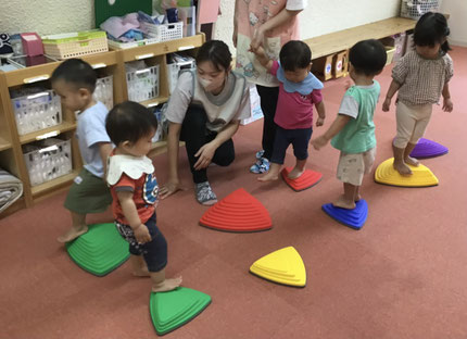 その後は、バランスストーンで遊びました。「おっとっと！」とストーンの上にのって楽しんだり、「せーの、ジャンプ！」と、隣のストーンにジャンプして遊んでいました！