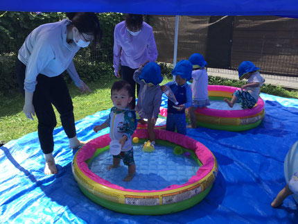 足でバシャバシャと水飛沫をあげたり、いろんなプールに次々に入って楽しむ子もいました。