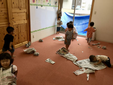 　ほしぐみさんは、新聞紙遊びをしました。新聞紙を破ったり、丸めたりと楽しんでいました。