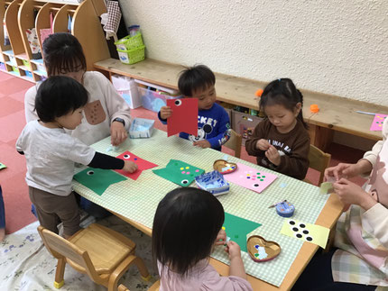 「おめめ、ここ？」「ピンクがいい！」とお話ししながら好きな色のシールを選んで、可愛い鯉のぼりを作っていました。