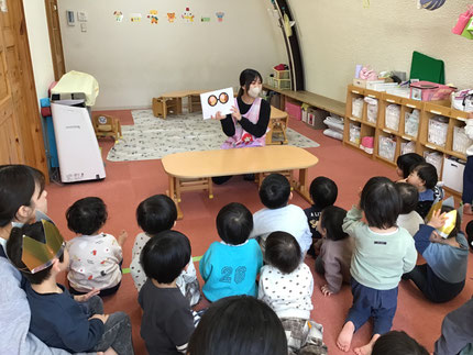 お楽しみ会で先生が「ふしぎなめがね」を見せてくれました。めがねの中にかくれているものはな〜に？みんな色々答えてくれました。当たっていたかな？面白かったね。