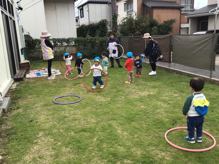 フラフープはいろいろな遊びを楽しんでいて、転がるフラフープを追いかけたり、芝生の上のフラフープにジャンプして入ったり、フラフープを持って電車ごっこをしている子もいました！