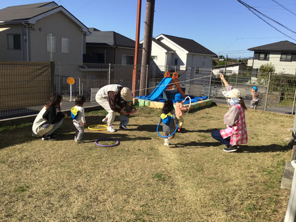 今日は、テラスでフラフープで遊びました。ひかりぐみさんとそらぐみさんはフラフープに入って電車ごっこをしました。ロープで「かんかんかん！」と踏切を作ると楽しそうにくぐっていました！