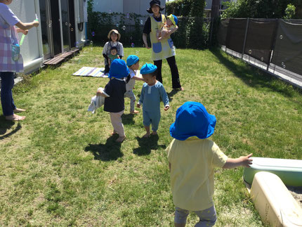 ひかりぐみさんとそらぐみさんは、シャボン玉で遊びました。シャボン玉を追いかけて元気にテラスを走ったり、手でパチンと捕まえたり、芝生についたキラキラしたシャボン玉をそっと触ったりして楽しんでいました！