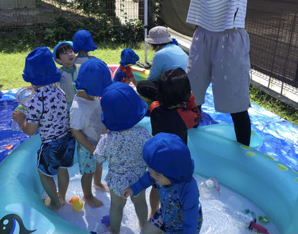 その後はプールで水遊びを楽しみました。じょうろで上から水をかけてもらうと「わぁ！あめだ！」「つめたーい！」と大喜びで水を浴びていました。