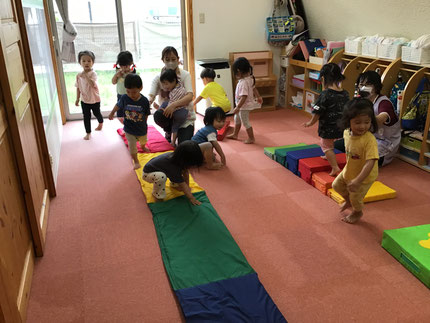 「マット、ふわふわ！」と、マットの上をみんなでガサガサ音を立てて歩いたり、「みて！とべたよ！」と、上手に障害物を飛び越えていました！