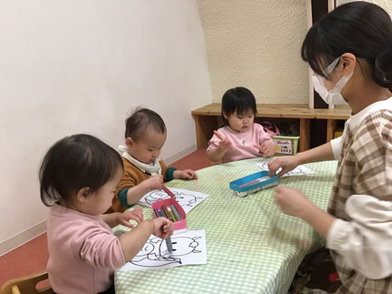 今日、塗り絵遊びをした、そら組さんです。今年の干支である、辰の絵を塗りました。好きなクレヨンを手に取り、塗り絵を楽しんでいました。可愛い凧に変身するのが楽しみです。