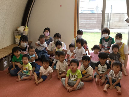 　お楽しみ会は、たまごがパチンと割れて、中からきょうりゅうや、へびやだるまさんなどが出てくる、ペープサートをやってくれました。　　　みんな、楽しそうに見ていました。