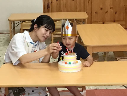 今日は5月生まれのお友達のお誕生日会をしました。みんなから♪ハッピーバースデー♪の歌とケーキのプレゼント。お誕生日おめでとう！