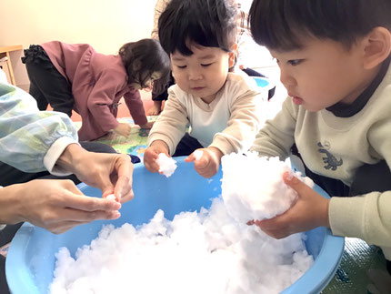 室内で雪遊びを楽しみました。タライの中に雪を入れてもらい、雪の感触や冷たさを楽しみました。ぎゅっぎゅっと丸めて雪玉を作ったりして楽しかったね！また遊べるといいね♪