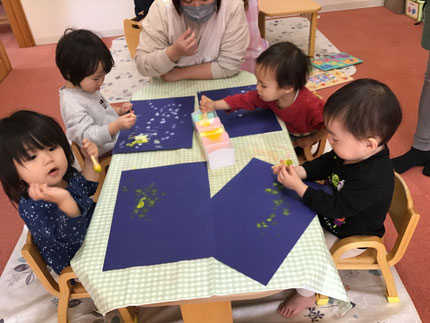 ひかりぐみさんは、絵の具遊びをしました。タンポに白や黄色の絵の具をつけて、ポンポンと楽しそうに押して夜空のお星様を作っていました。