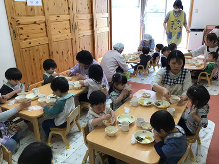 「おにくのごはんだ！」「おいしい！」とみんな大喜びで食べていました！