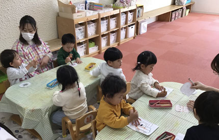 今日は、ひかりぐみさんは塗り絵遊びをしました。「あか！」「つぎ、きいろ！」とみんな好きな色を見つけて楽しそうに塗っていました。