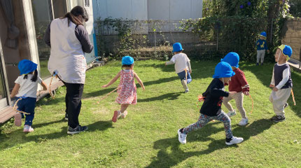 子どもたちの大好きなしっぽ取り。しっぽをつけると意欲満々です。開始の合図に友達のしっぽをめがけて猛ダッシュ！今日は、いくつ取れるかな？