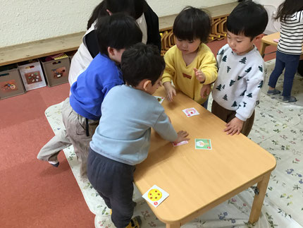 今日は、ほしぐみさんは絵合わせカードで遊びました。