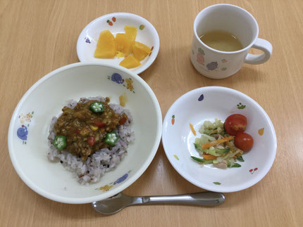 お給食では、みんなが収穫してくれた夏野菜たっぷりのメニューでした！カレーの中にも細かく刻まれたお野菜たっぷりで、お野菜が少し苦手な子もパクパク食べてくれましたね♪