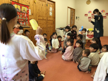おひなさまの忘れ物を探すクイズでは、「せんす、あった！」「えぼし、みつけた！」とお部屋の中をあちこち見て、一生懸命探していました！
