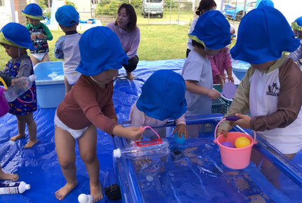 この中に水を入れて。バケツの中にはボールがいっぱい。流すとどうなるかな？