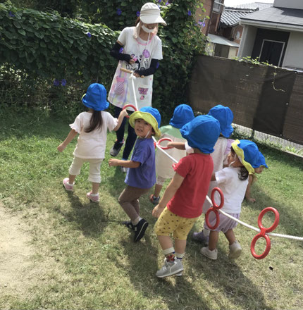 ほしぐみさんは、みんなで並んで、テラスでお散歩ごっこをしました。「いち！にっ！」とかけ声をかけながら楽しそうに歩いていました。