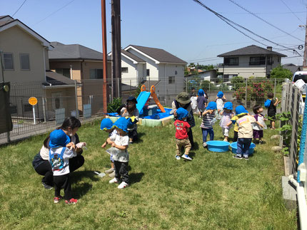 それから、ビニール袋に水を入れて遊びました。「つめたーい！」「きもちいい！」「ぷにゃぷにゃ！」と水の触感を味わっていました。