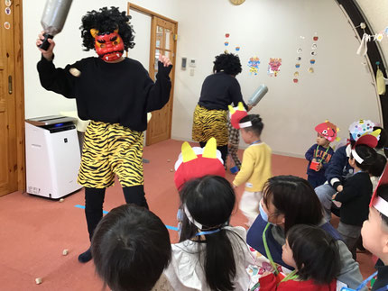 鬼の登場にビックリして見入ってしまう子や保育者のところに駆け寄っていく子などいました。