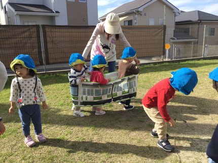 今日は、電車ごっこをしました。お友だちと一緒に電車の中に入って「ガタン♪ゴトン♪」