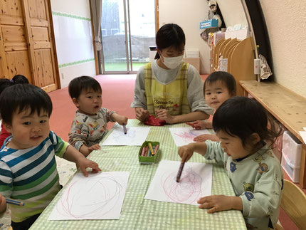 「まる描いたよー」と嬉しそうに教えてくれました。