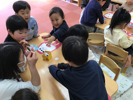 ほしぐみさんは福笑いをしました。「おめめは、これにする！」「くちはどこにしようかな？」とみんなお話ししながら楽しそうに顔をつくていました。