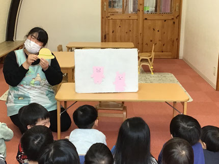 先生が「そっくりさん」のパネルシアターをしてくれました。どんな動物がでてくるのか興味津々で見入っていました。