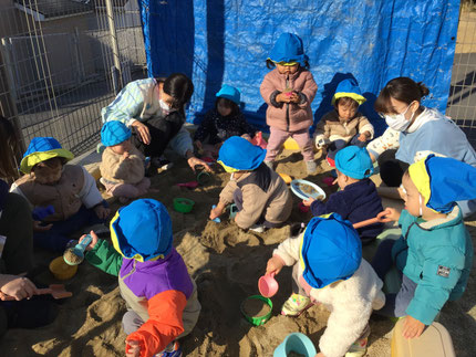 今日はお砂場で遊びました。ひかりぐみさんとそらぐみさんは「ゼリーできた！」「どんぐり！」「おっきいケーキ！」と美味しいものをたくさん作って遊びました。