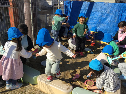 ほしぐみさんは「アイス作るね！」「いらっしゃいませ！」「なにあじがいいですか？」「おっきいケーキできた！」「おさらももってくるね！」とみんなでお話ししながらお店屋さんごっこをしたり、みんなでたくさんのご馳走を作っていました。
