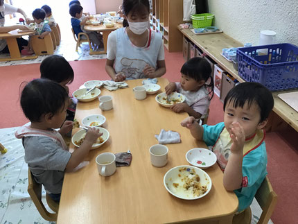 みんなが収穫した野菜も入っていて、「おくらあった！」「黄色のパプリカどこかな？」と一生懸命探していました。