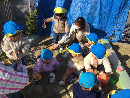 「アイスつくるね！いちごだよ！」「おっきいゼリーだよ！」と砂でご馳走を作ってどんぐりを乗せたり、電車やトラックを砂の山に走らせて遊んでいました。