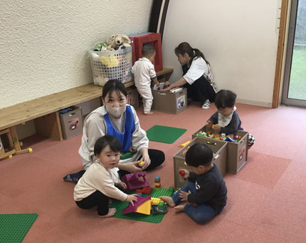 ひかりぐみさんはブロックで遊びました。お気に入りのブロックを探して、レゴ板にくっつけたり、四角いブロックを高くつなげたりして楽しそうに遊んでいました！
