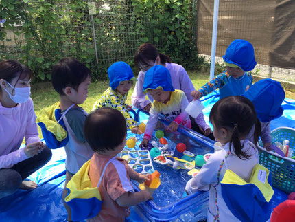 長かった雨も止んで、今日は待ちに待った水遊びでした！子ども達は外に出ると、好きなおもちゃを見つけていっぱい遊んでいました！
