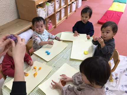 ひかりぐみさんは、粘土で遊びました。粘土を手で丸めたり、ぎゅうぎゅう押してぺちゃんこにしたり、小さくちぎったりしていろいろな形を作っていました。「クッキーできた！」「あんぱんまん！」「ハンバーグつくった！」とみんなでたくさんのご馳走を作っていました。
