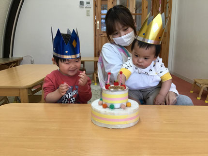 今日は4月生まれのお友達のお誕生日会をしました。みんなから♪ハッピーバースデー♪の歌とケーキのプレゼント。お誕生日おめでとう！