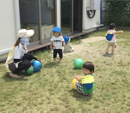 転がっていくボールを頑張って捕まえて上に乗って遊んでいる子もいました！