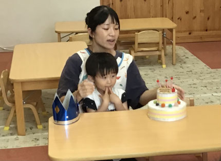 今日は、9月生まれのお友達のお誕生日会をしました。みんなから♪ハッピーバースデー♪の歌とケーキのプレゼント。お誕生日おめでとう！