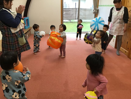今日は、そらぐみさんとひかりぐみさんは大きなボールや風船で遊びました。特にハロウィンのかぼちゃやお化けの顔のついた大きなボールは大人気で、ボールが飛んでくると、大喜びで捕まえていました。
