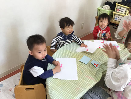 今日は、そらぐみさんはシール貼りをして遊びました。手にくっつくシールを頑張って剥がして、たくさんのシールを貼っていました。上手に貼れると、拍手をして喜んでいました！