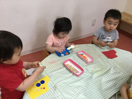 　今日は、お部屋で遊びました。ひかりぐみさんは、シール貼りをしま　した。みんな、上手にぺたぺたと貼ることがことができました。