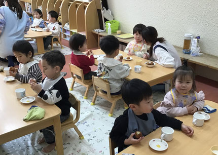 「ザクザクだね！」「おいもはいってた！」「くろいのなーに？」「ごまだよ。」「ごまもおいしい！」とおしゃべりしながら、いっぱいおかわりして食べました！