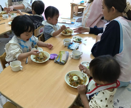 「すごい！おばけがはいってる！」「かぼちゃのチーズだ！」とみんな大喜びで食べていました。