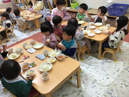 白パンを食べると、お口の周りが白くなり、「白くなったねー」と見せ合う姿が可愛かったです。おかわりする子もたくさんいました。