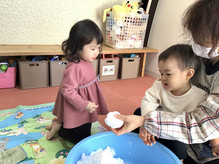 昨日からの雪で、朝起きると辺り一面真っ白！15cmぐらいは積もっていましたね。
