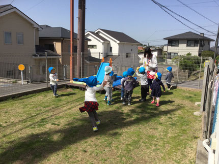 　今日で、今年度、最後の日になりました。転園するお友だちもいる　　ので、寂しいですね。今日は、みんなでテラスで遊びました。