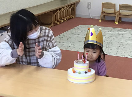 今日は、ほしぐみさんの１２月生まれのお友達のお誕生日会をしました。ケーキのろうそくをふーっと吹いて、みんなでお祝いしました。お誕生日おめでとう！